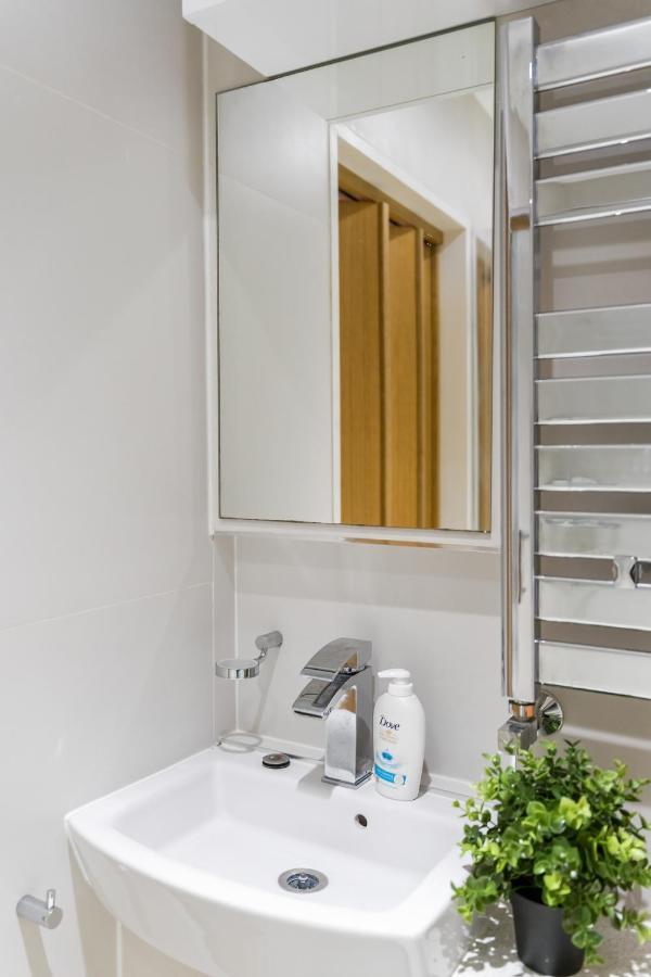 Apartment Chic 3 Bed Near Bridge With Balcony