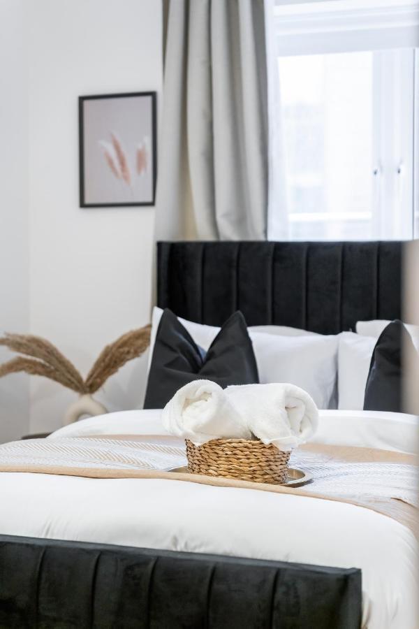 Apartment Chic 3 Bed Near Bridge With Balcony London
