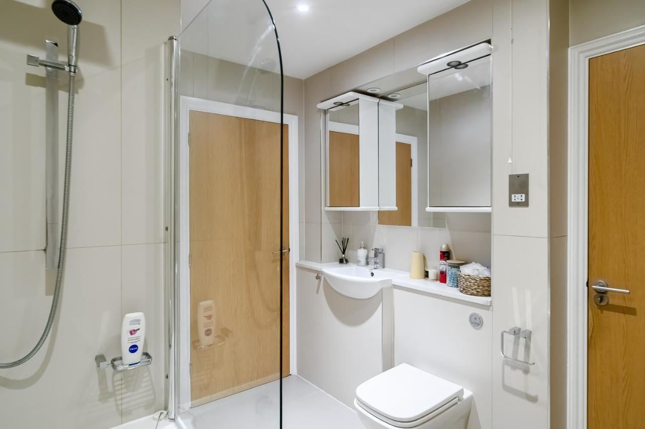 Chic 3 Bed Near Bridge With Balcony Apartment London