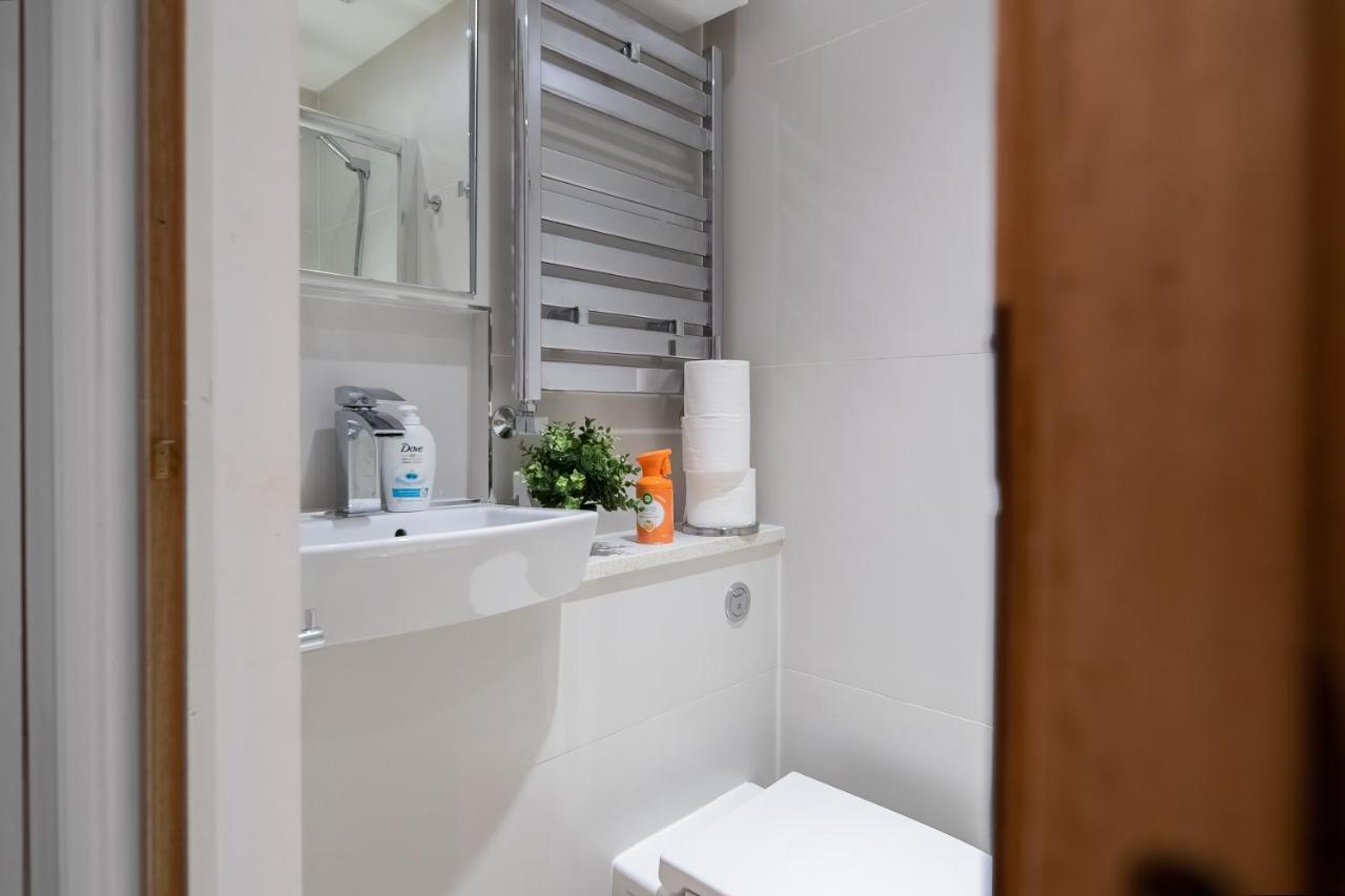 Chic 3 Bed Near Bridge With Balcony Apartment