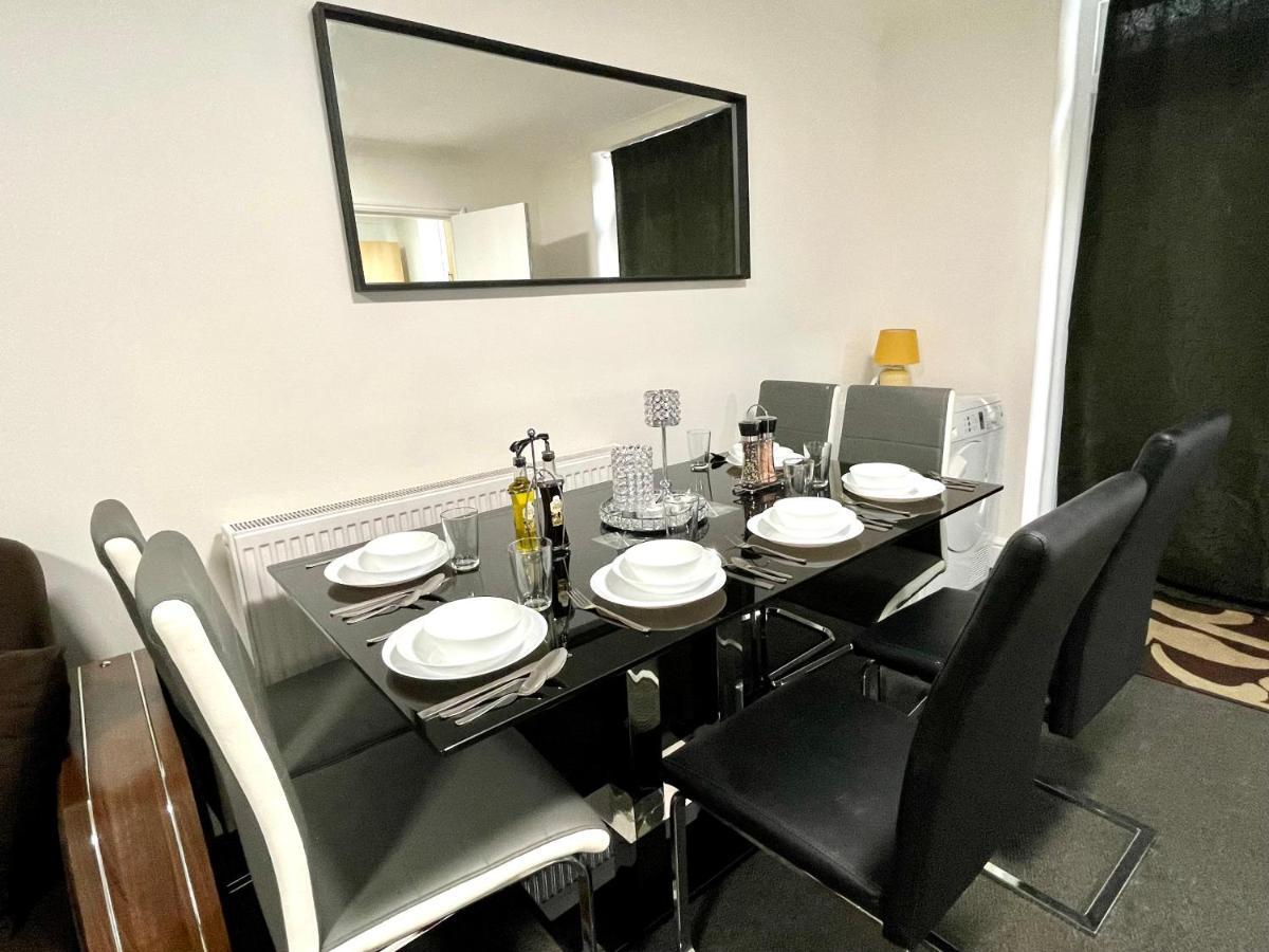 4 Bedrooms House, 3 Bathrooms , Separate Reception, Full Kitchen, Garden, Parking *