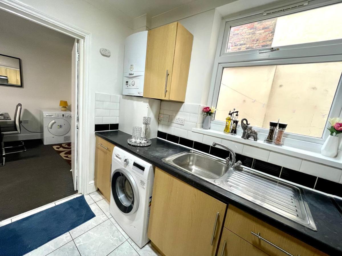4 Bedrooms House, 3 Bathrooms , Separate Reception, Full Kitchen, Garden, Parking London