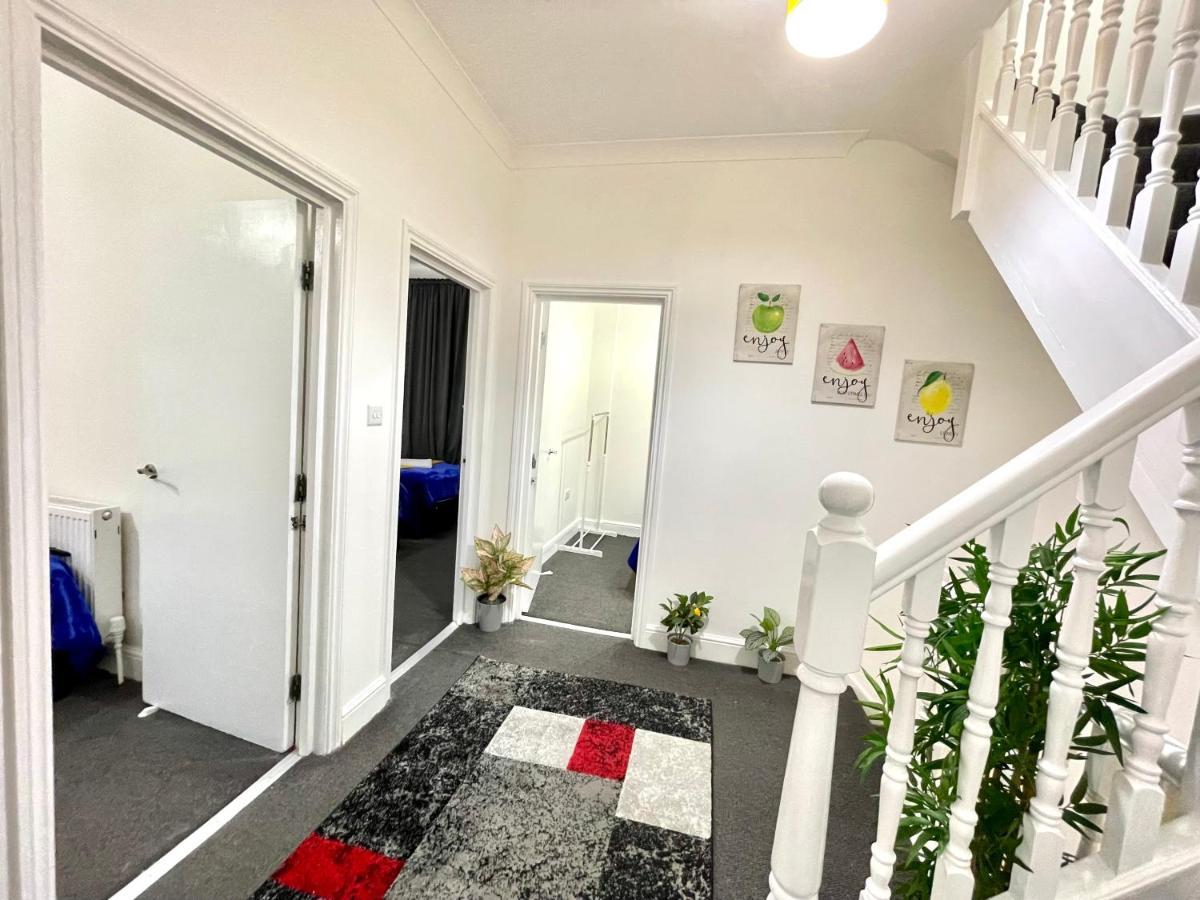 4 Bedrooms House, 3 Bathrooms , Separate Reception, Full Kitchen, Garden, Parking Feriehus London