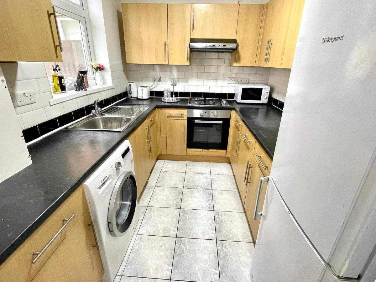 Feriehus 4 Bedrooms House, 3 Bathrooms , Separate Reception, Full Kitchen, Garden, Parking