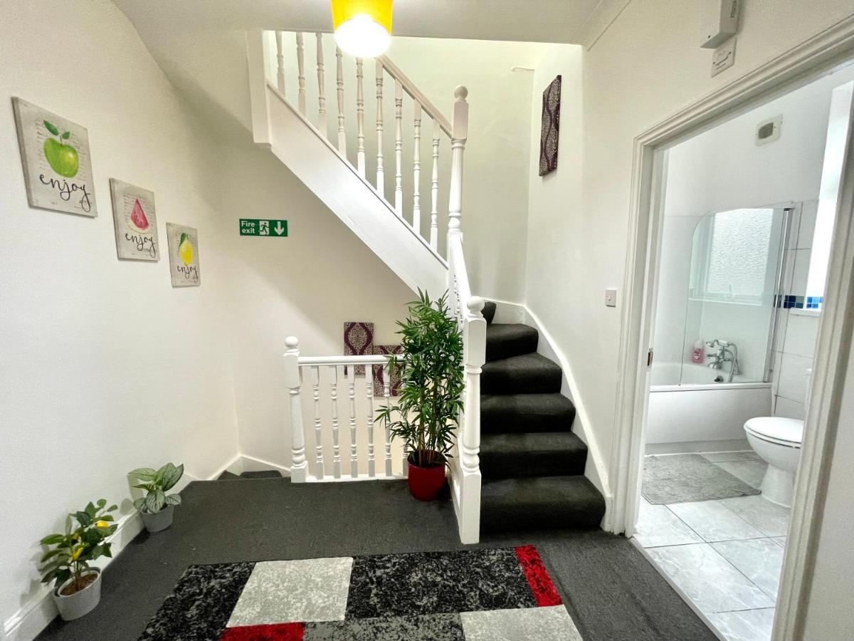 4 Bedrooms House, 3 Bathrooms , Separate Reception, Full Kitchen, Garden, Parking Feriehus London
