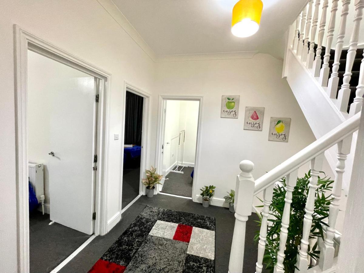 Feriehus 4 Bedrooms House, 3 Bathrooms , Separate Reception, Full Kitchen, Garden, Parking London