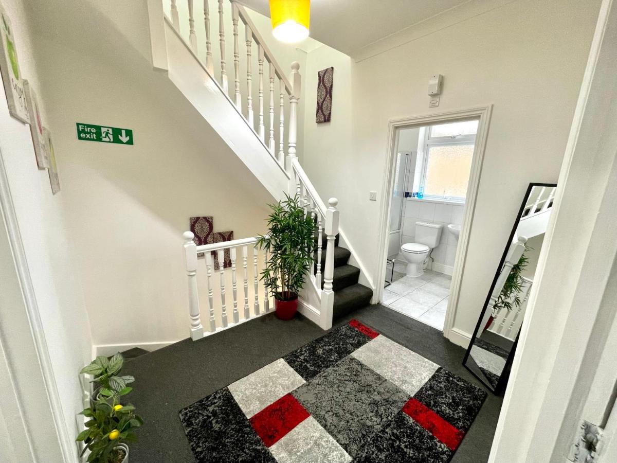 Feriehus 4 Bedrooms House, 3 Bathrooms , Separate Reception, Full Kitchen, Garden, Parking