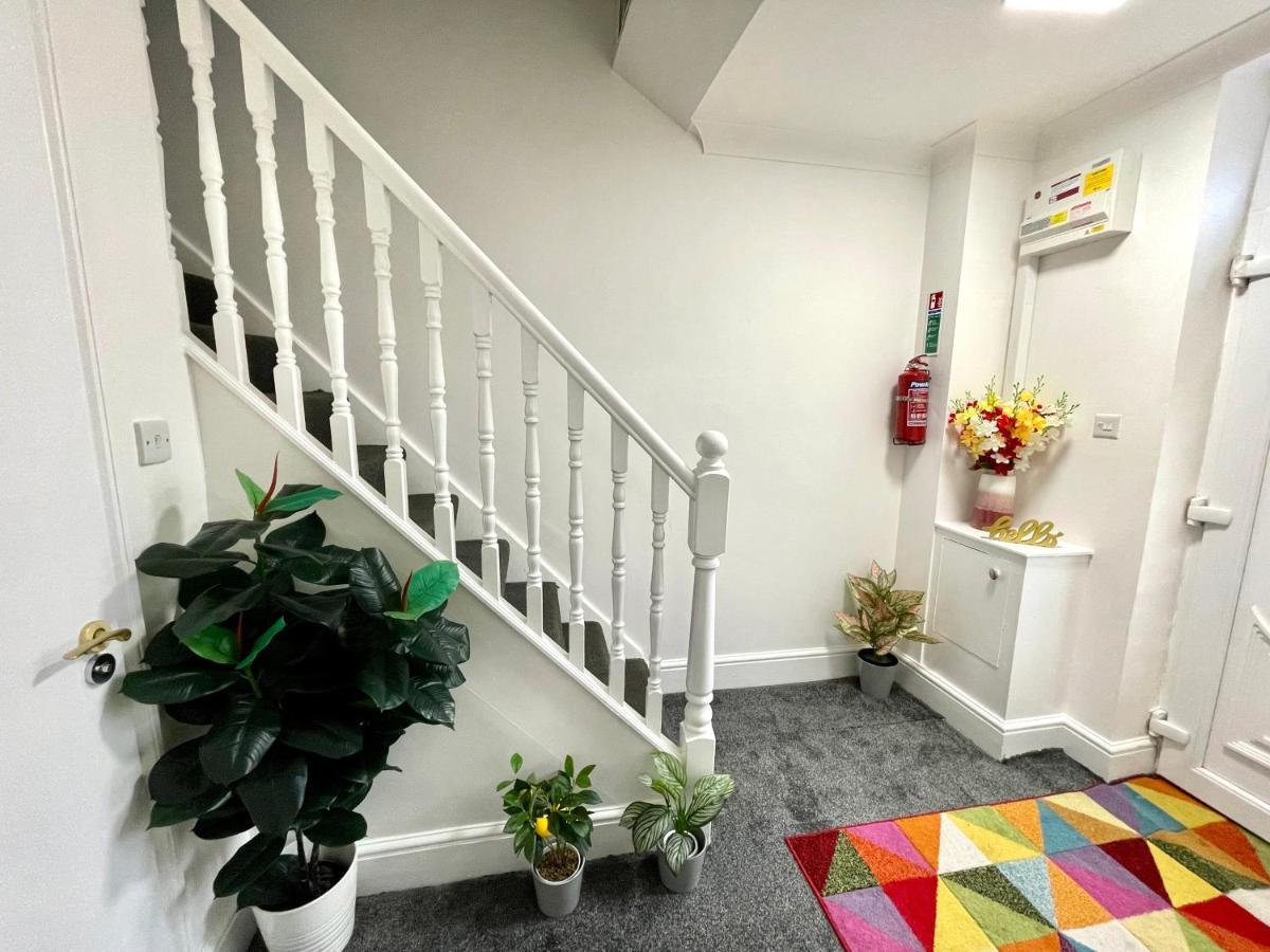 4 Bedrooms House, 3 Bathrooms , Separate Reception, Full Kitchen, Garden, Parking London