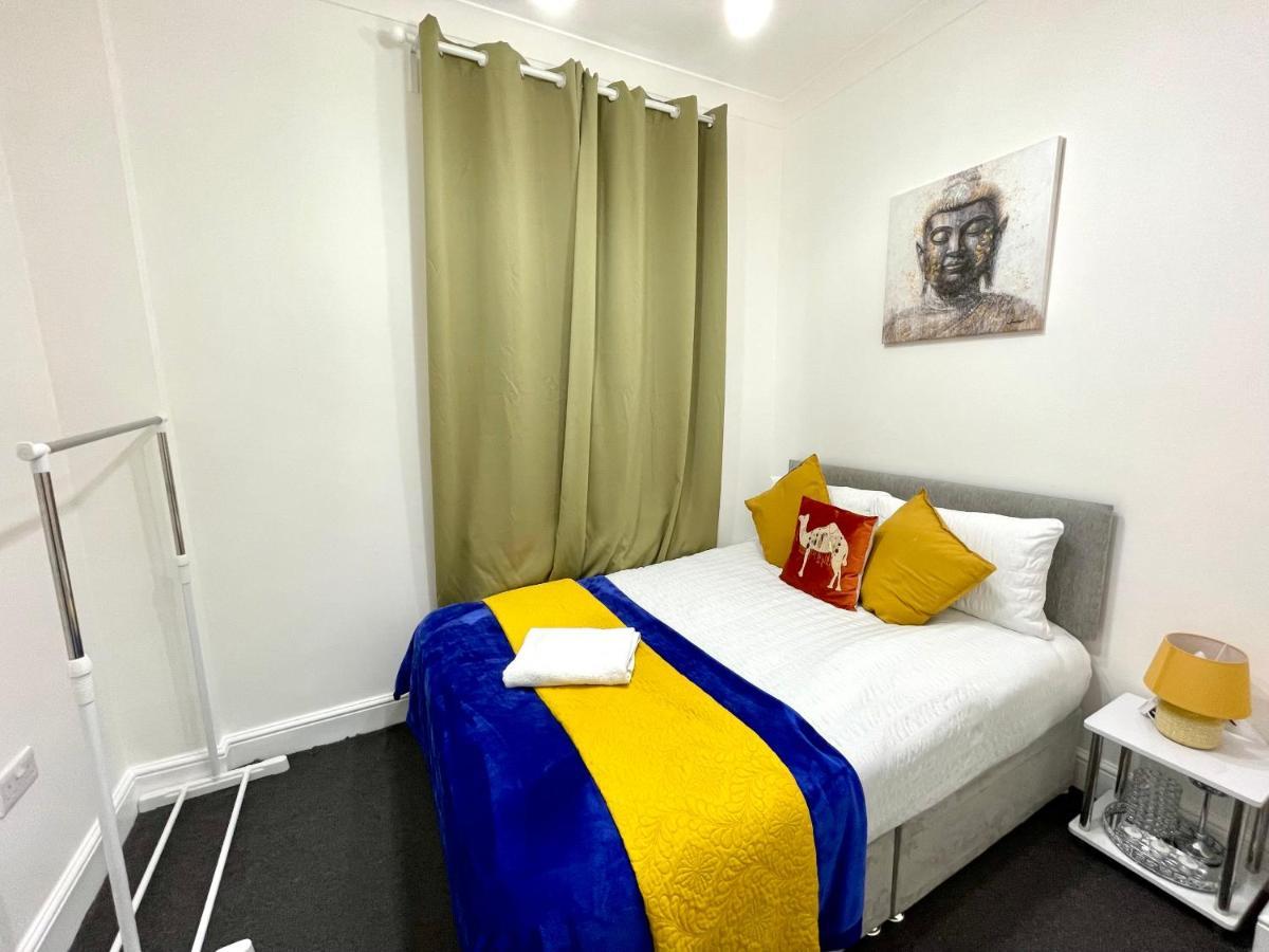 4 Bedrooms House, 3 Bathrooms , Separate Reception, Full Kitchen, Garden, Parking Feriehus *