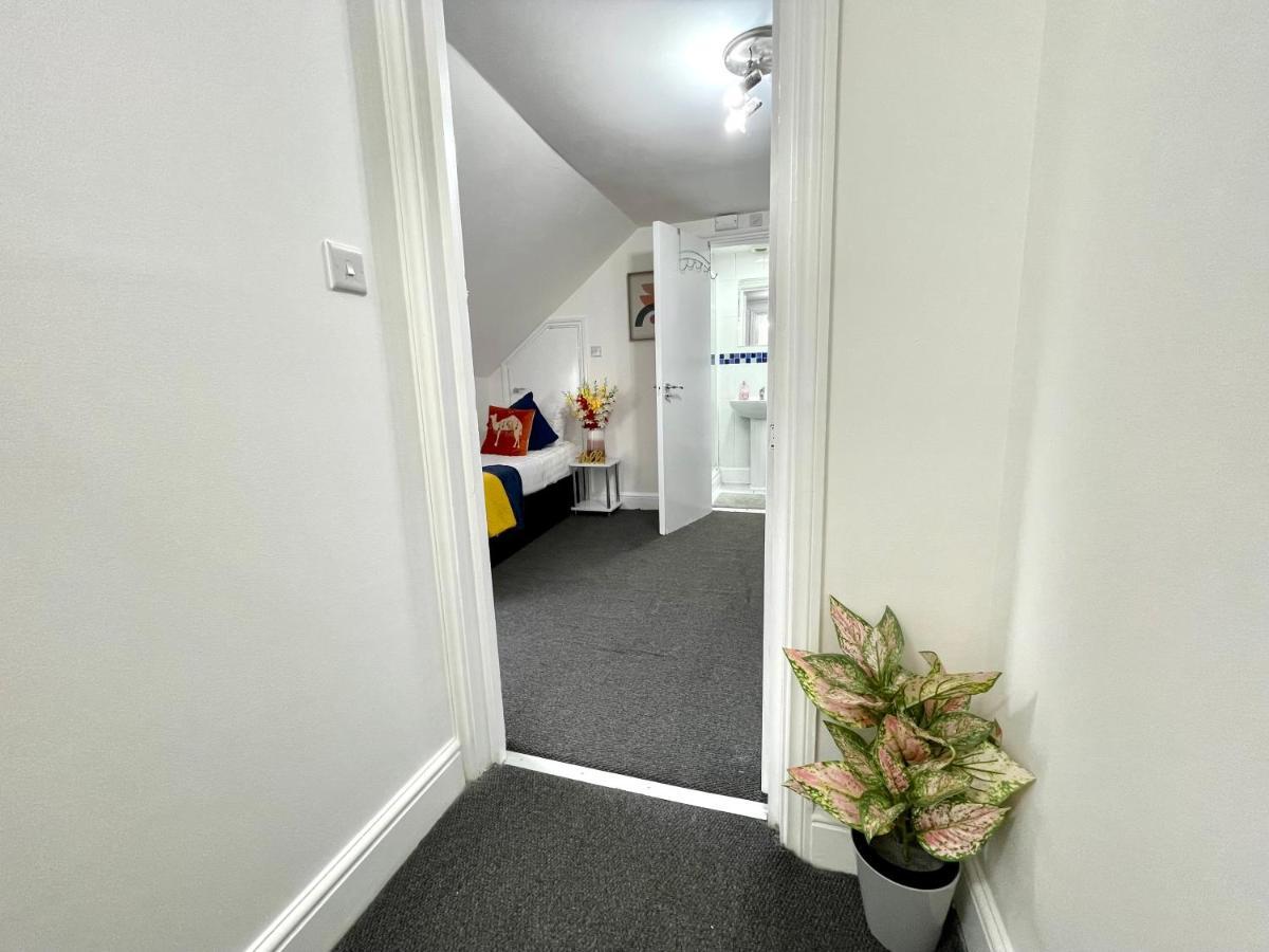 Feriehus 4 Bedrooms House, 3 Bathrooms , Separate Reception, Full Kitchen, Garden, Parking *