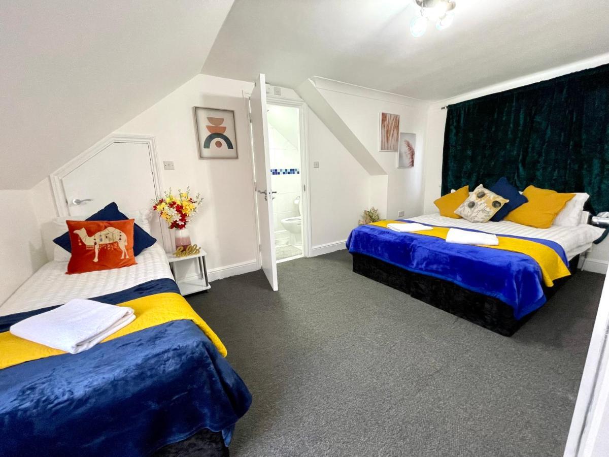 4 Bedrooms House, 3 Bathrooms , Separate Reception, Full Kitchen, Garden, Parking Feriehus London