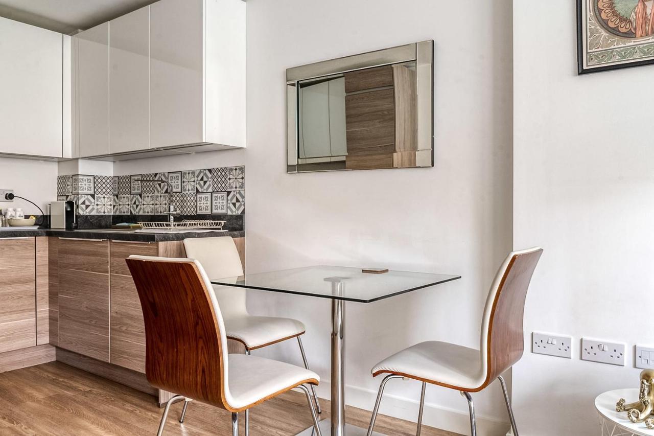 Modern Surrey Quays Flat * Londen