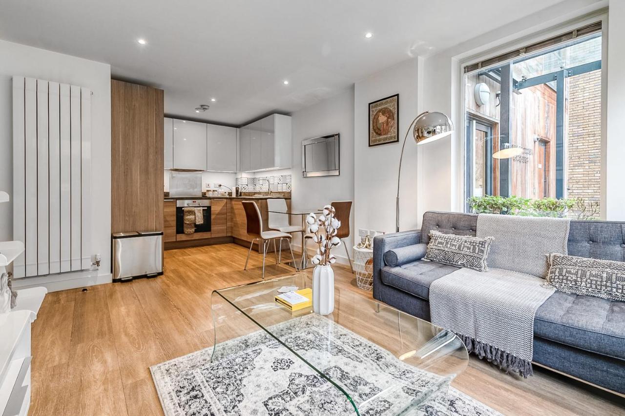 Modern Surrey Quays Flat Appartement Londen