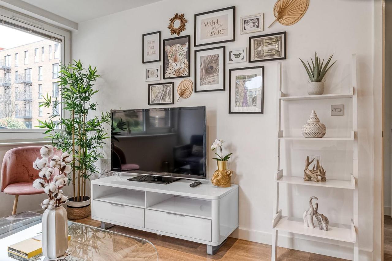 Modern Surrey Quays Flat *