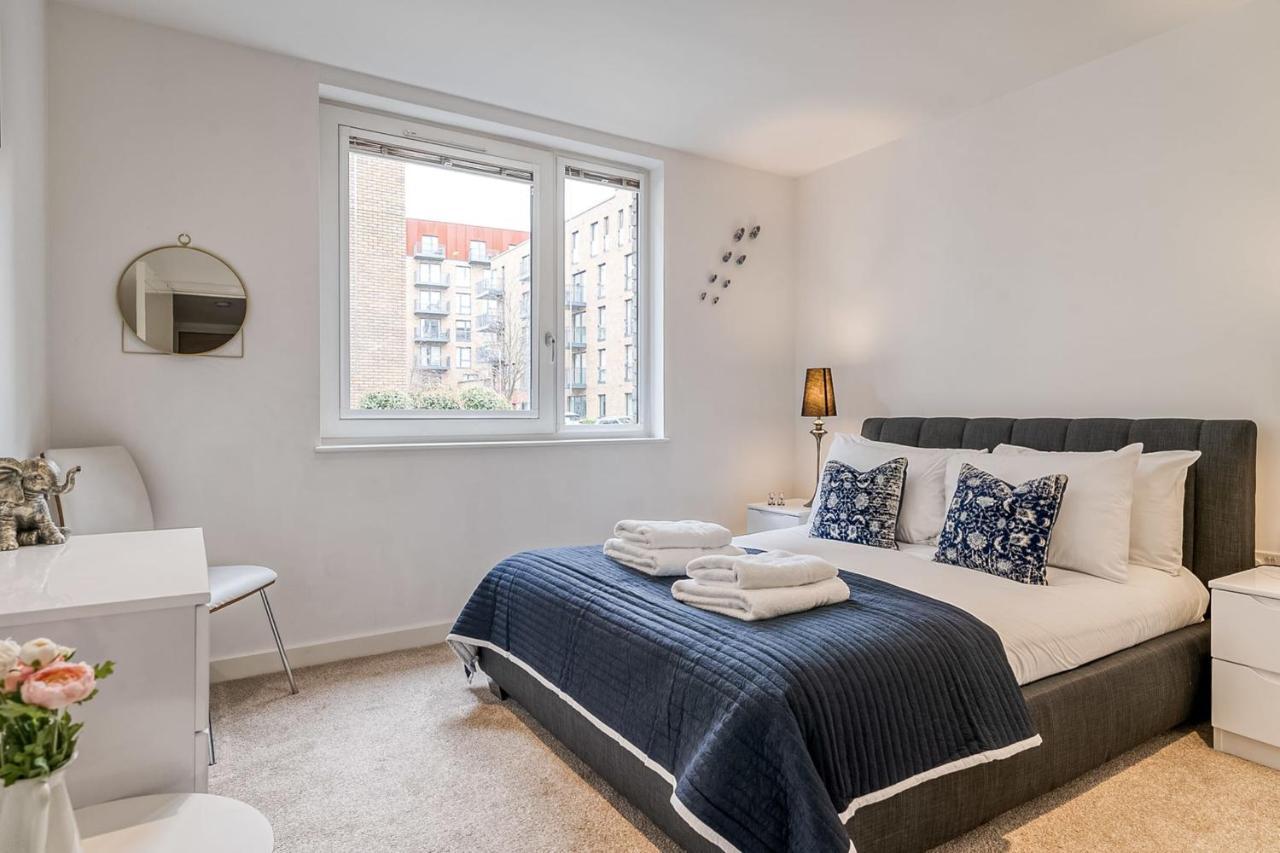 Modern Surrey Quays Flat * Londen