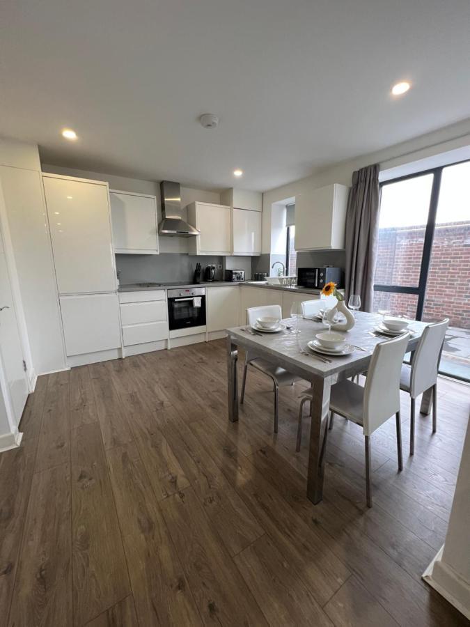 3bed Flat 3wc And Great Location Near Excel City Airport O2 And Canning Town Station *