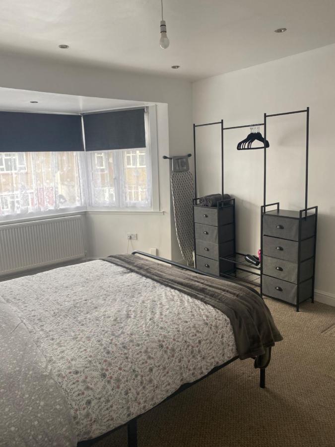 Hameway House- Stunning 4 Bedroom House With A Spacious Kitchen Feriehus