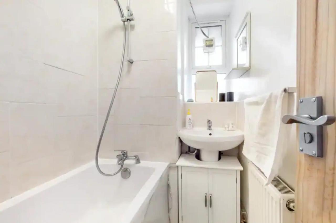 Central & Cosy 2bd Flat Near Canary Wharf London