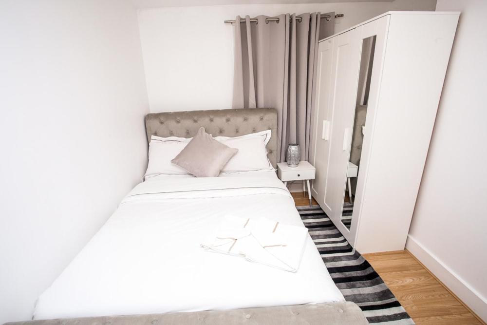 Newly Refurbished 3 Bedroom House Close To Central * Londres