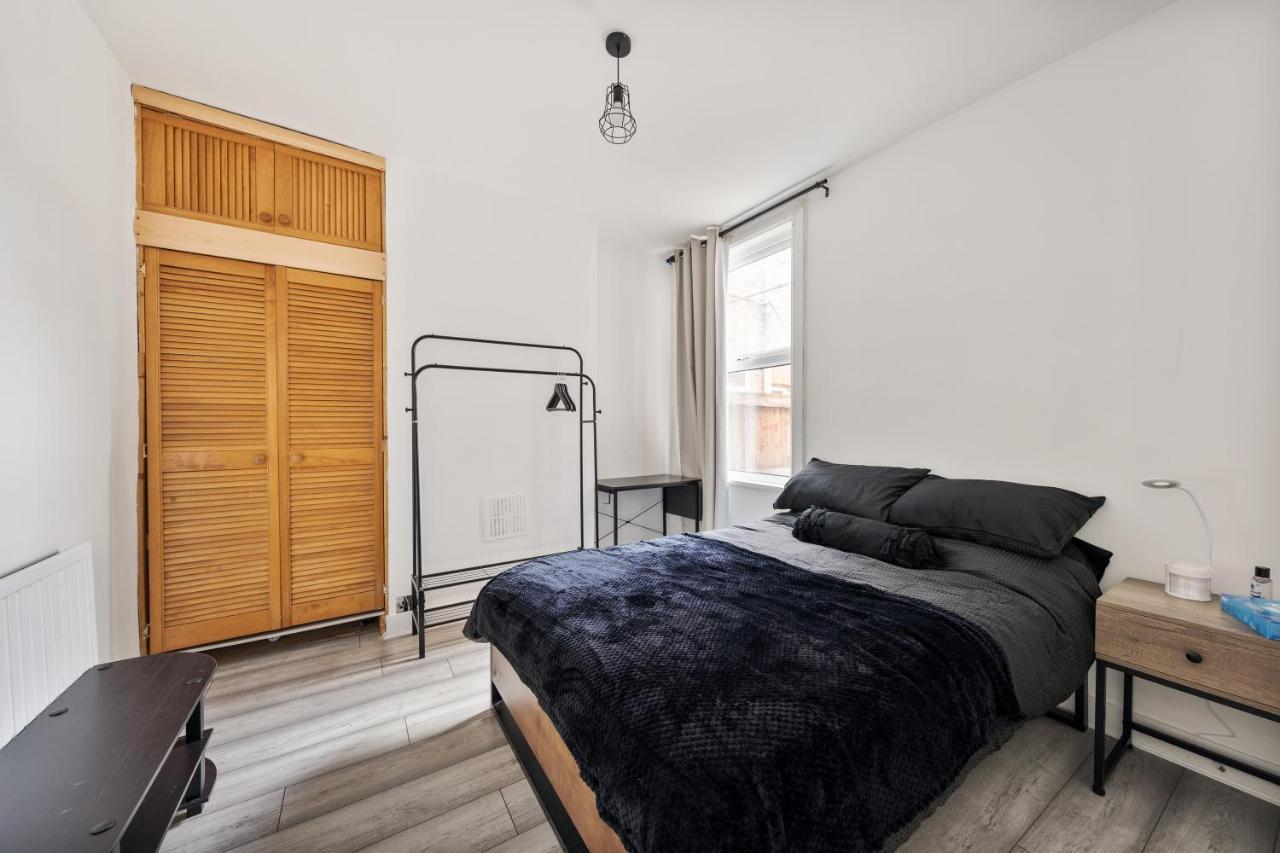 Beautifully Modern 2-bed W/garden Apartment
