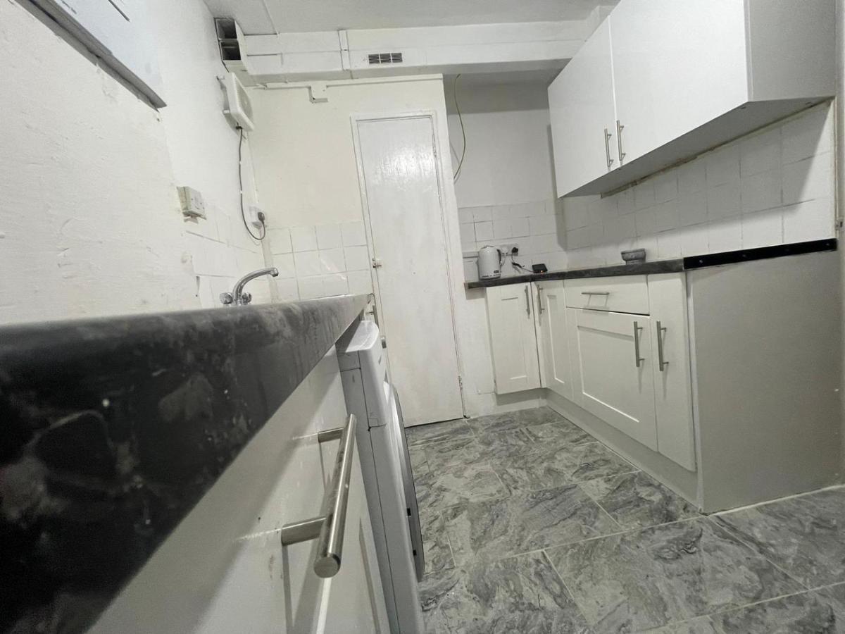 Apartment New! Xtra Large 4 Bedroom Up To 14 Guests