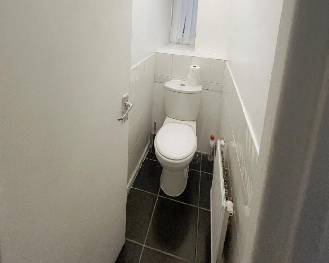 New! Xtra Large 4 Bedroom Up To 14 Guests * London