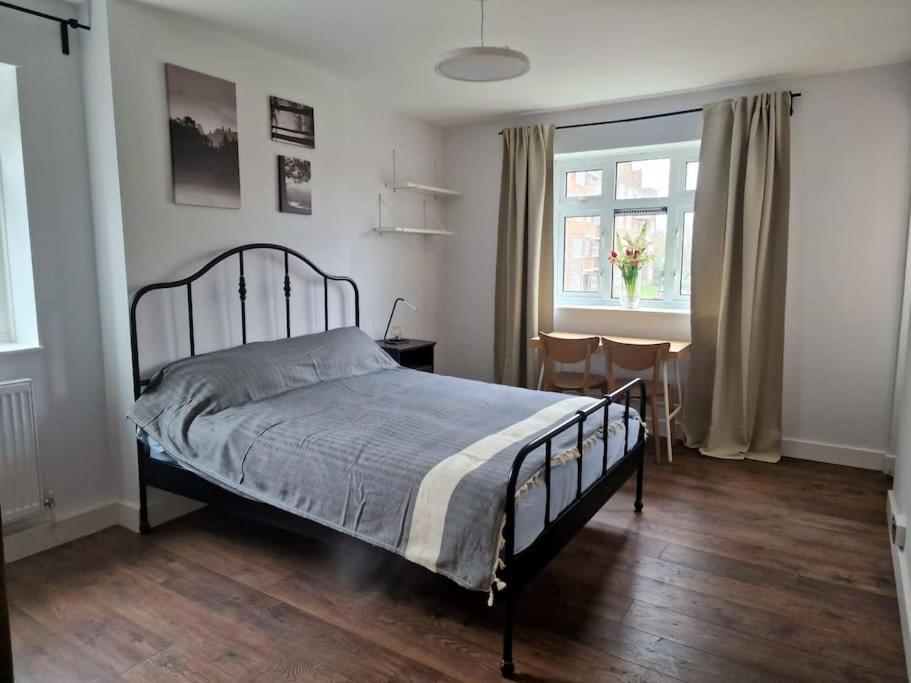Ozan's Flat Double Bedroom-1, Sharing Kitchen And Bath * Londen