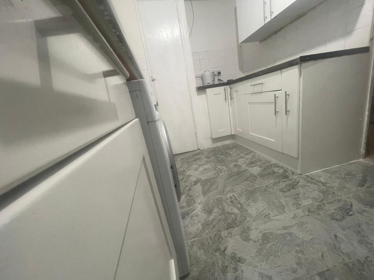 New! Xtra Large 4 Bedroom Up To 14 Guests London