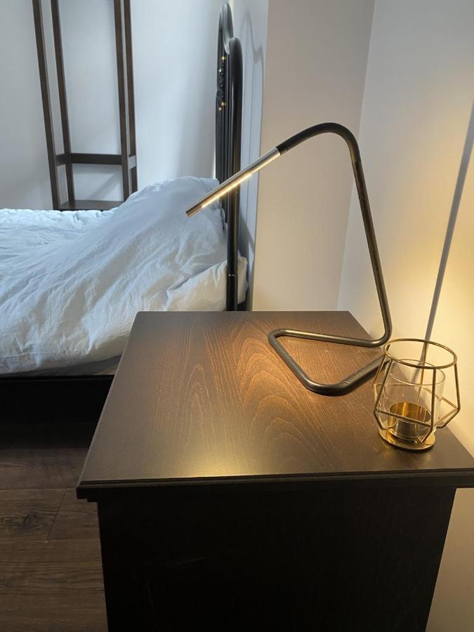 Ozan's Flat Double Bedroom-1, Sharing Kitchen And Bath Londen