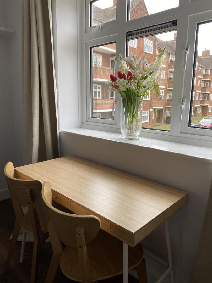 Ozan's Flat Double Bedroom-1, Sharing Kitchen And Bath Appartement Londen