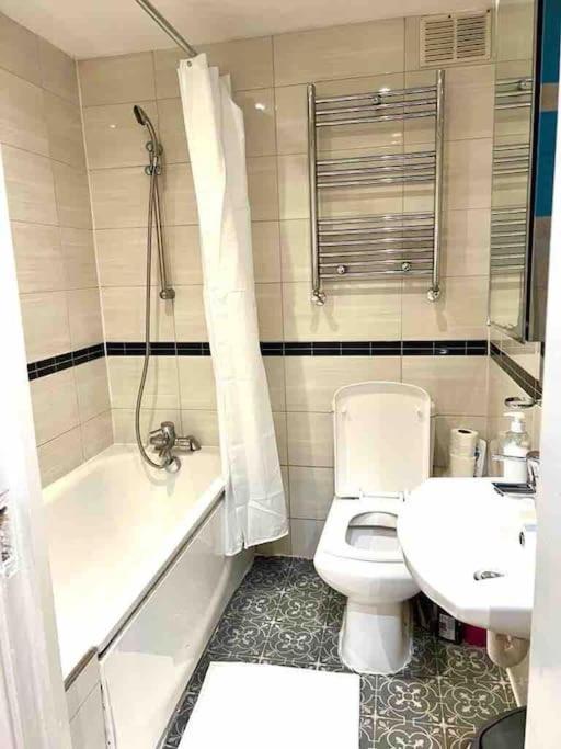 Cosy One Bedroom Flat In Apartment London