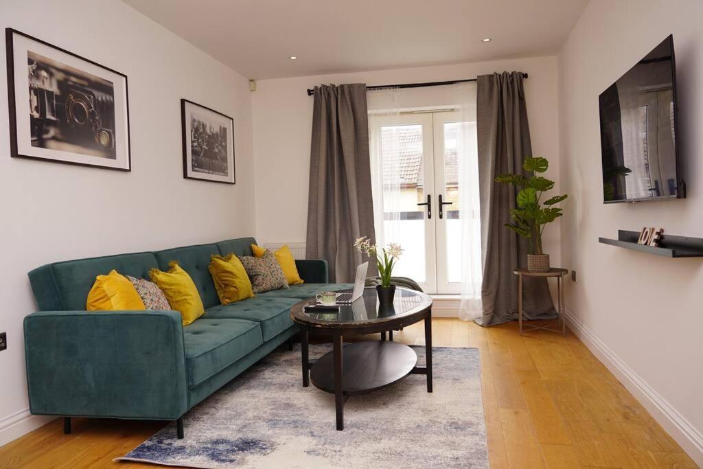 East Rd Apartment *