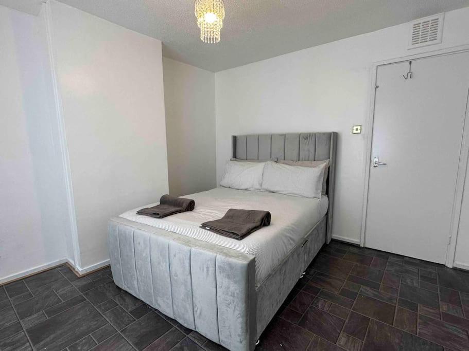 Сasa de vacaciones New! 4 Bedroom House With Garden And Lawn