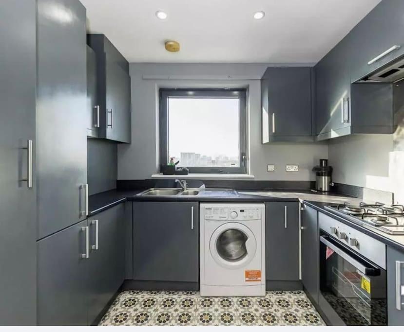 Luxury Canary Wharf Two Bedroom *rare * Apartment London