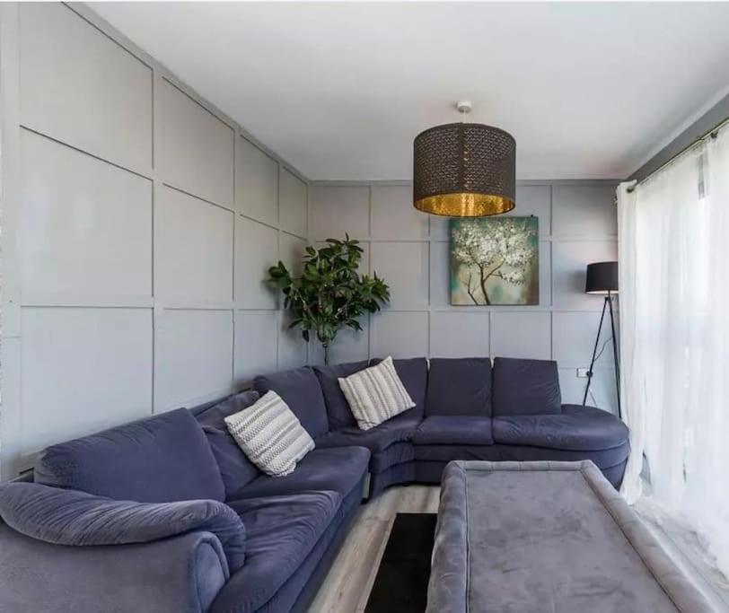 Luxury Canary Wharf Two Bedroom *rare * Apartment London