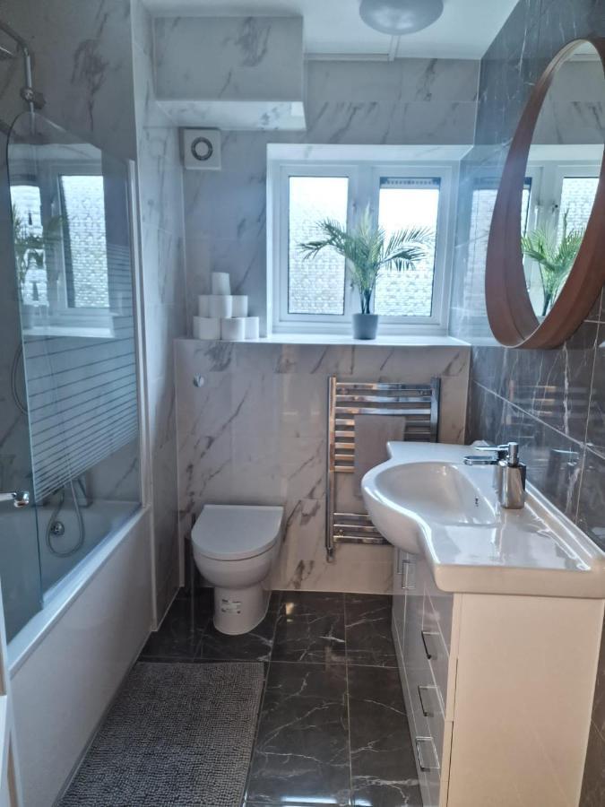 Ozan's Flat Double Bedroom-1, Sharing Kitchen And Bath Appartement Londen