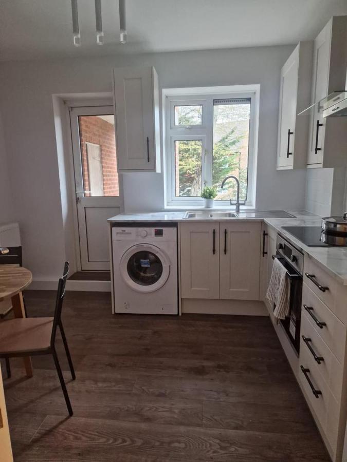 Appartement Ozan's Flat Double Bedroom-1, Sharing Kitchen And Bath Londen