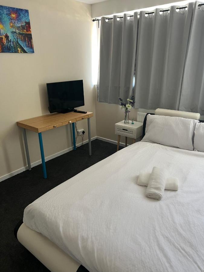 Stunning 3 Bedroom Property- Large Privat overnatting London