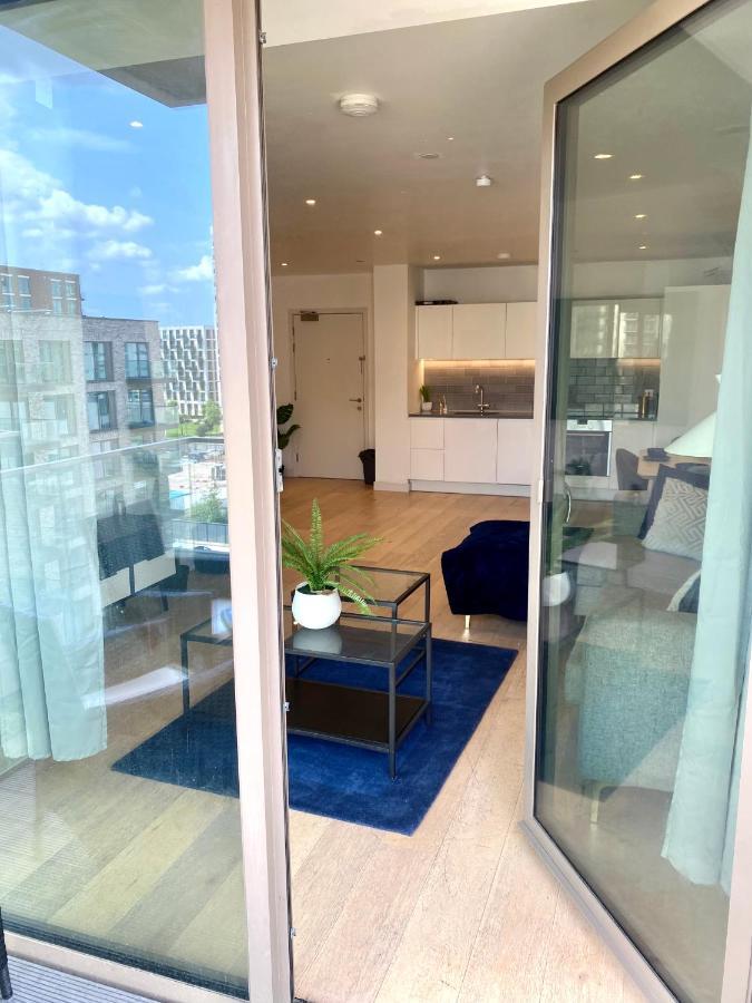 Md : Stunning 2 Bedroom 2 Bath - Royal Docks Apartment *