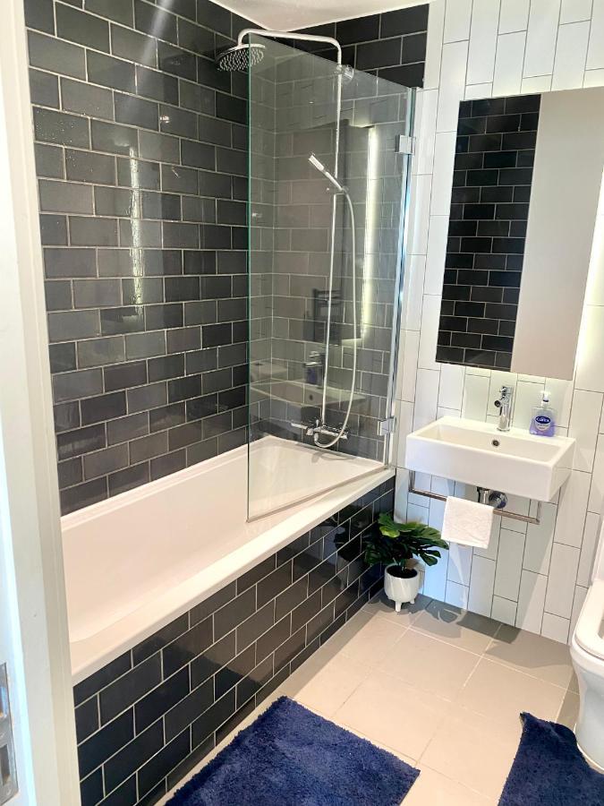 Md : Stunning 2 Bedroom 2 Bath - Royal Docks Apartment *