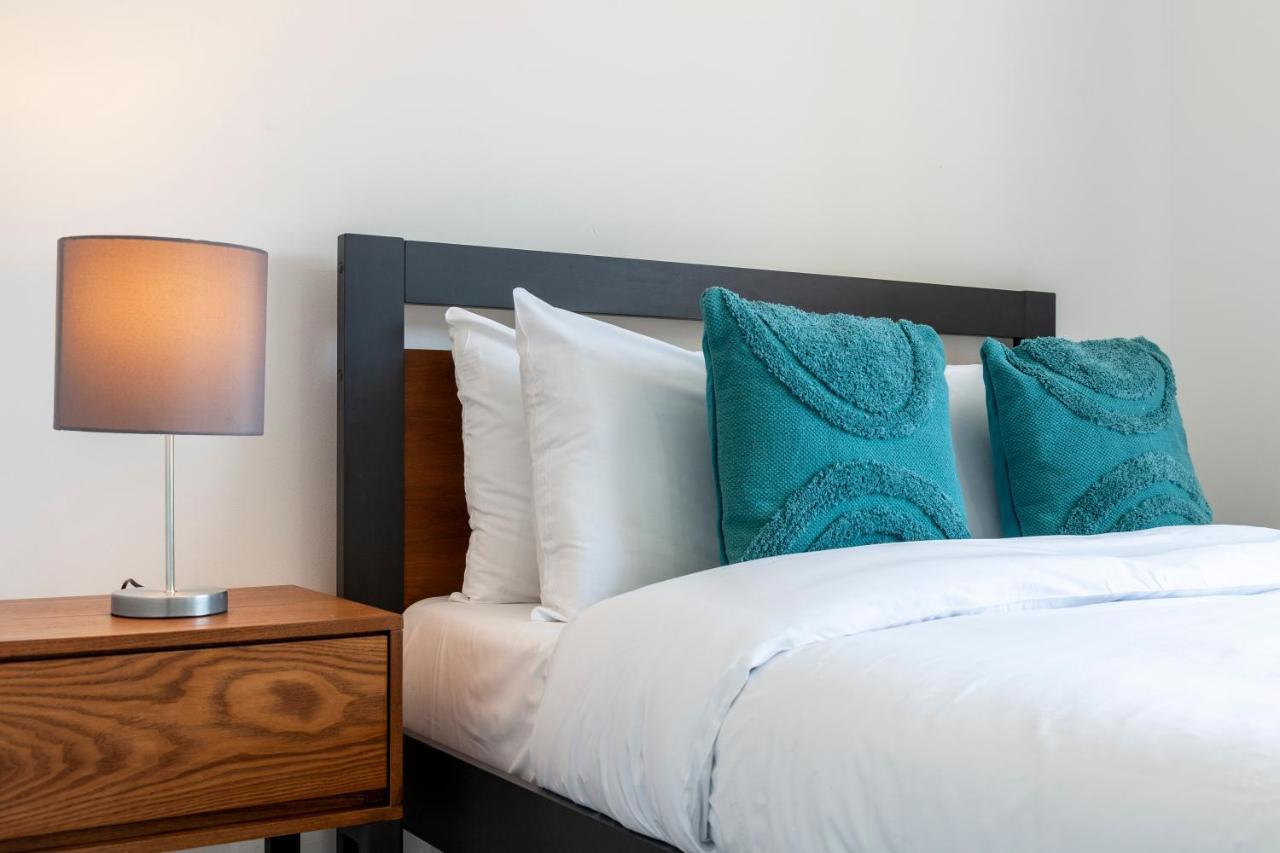 Bright 2 Bdr House Wgarden & Parking, Greenwich Apartment *