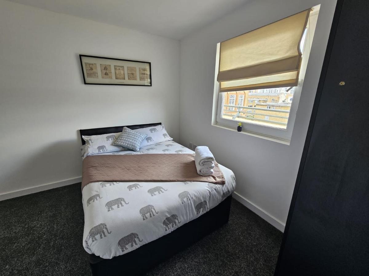 Panoramic City Views, Free Wifi, Canary Wharf Penthouse Apartment London