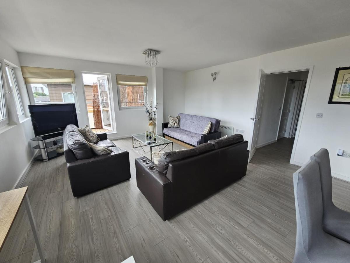 Panoramic City Views, Free Wifi, Canary Wharf Penthouse Apartment