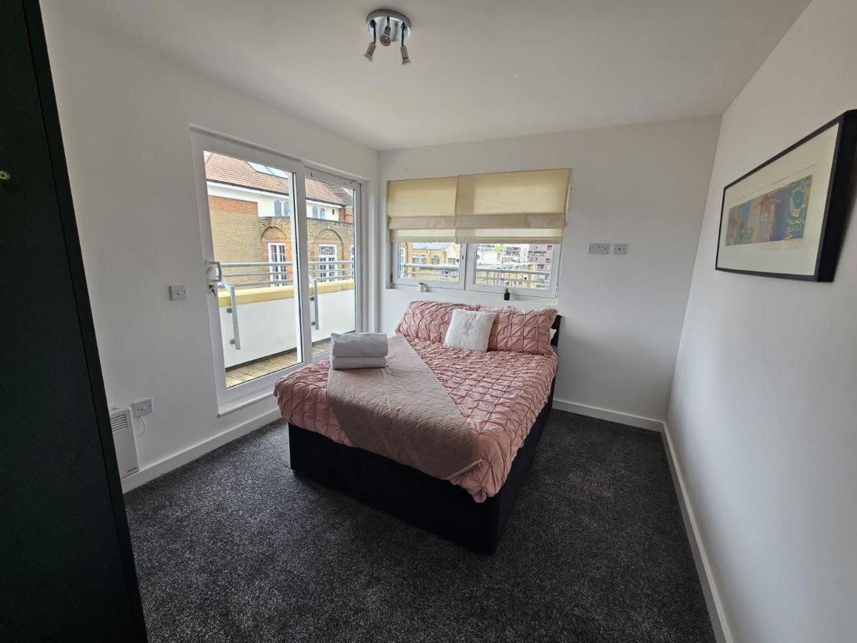 Panoramic City Views, Free Wifi, Canary Wharf Penthouse Apartment *