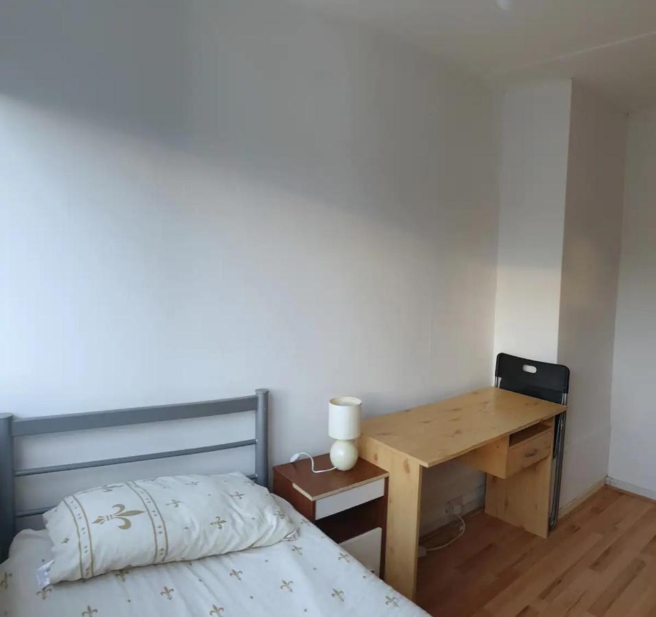 Elephant & Castle - Zone 2 - Private - Shared Bathroom Homestay