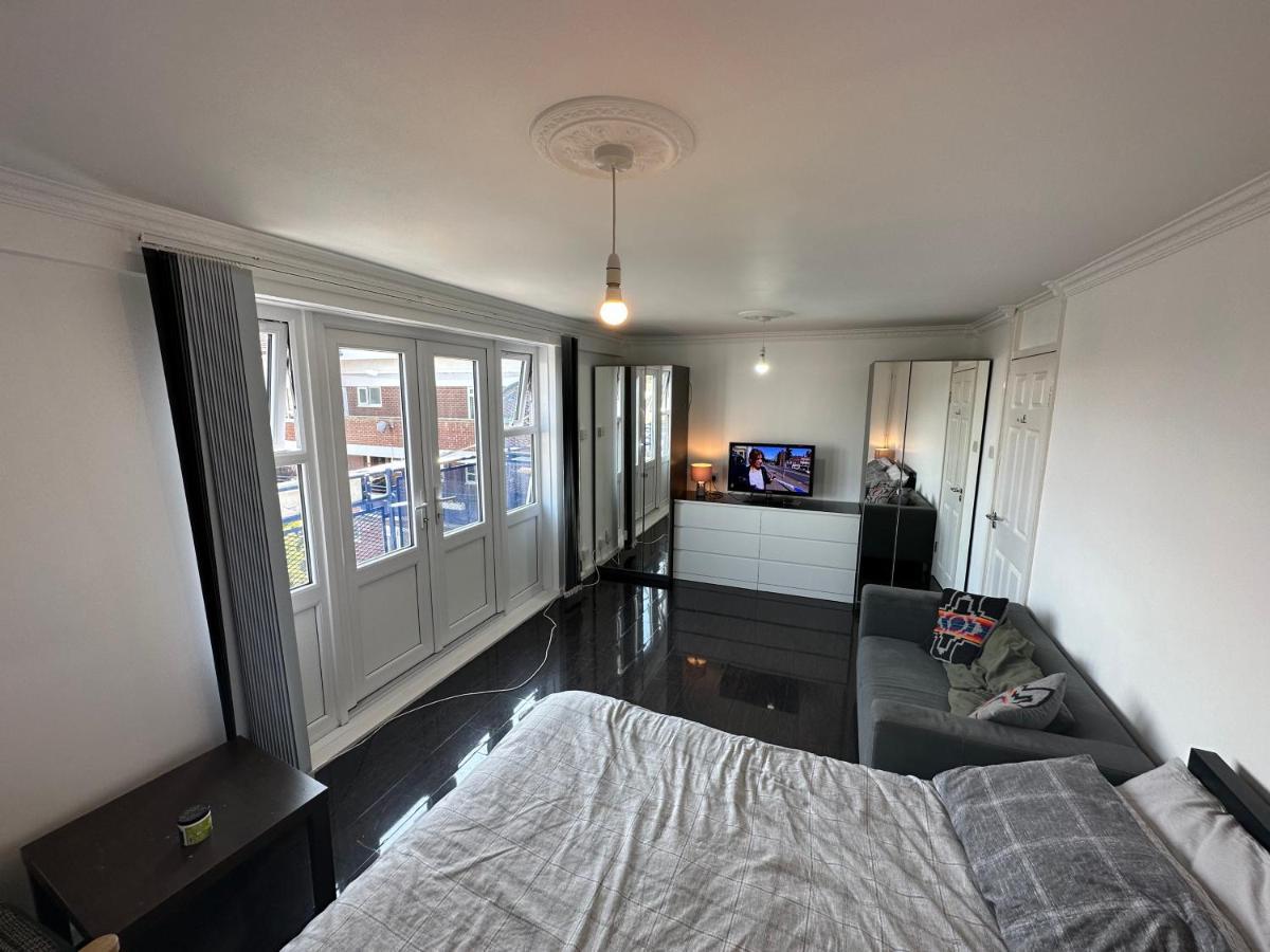 Large With Balcony Overlooking Guest house