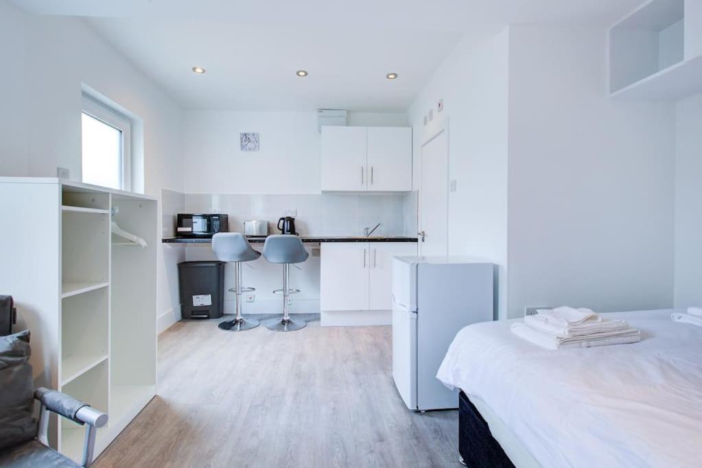 Comfy Lewisham Studio: Access & Free Parking Apartment