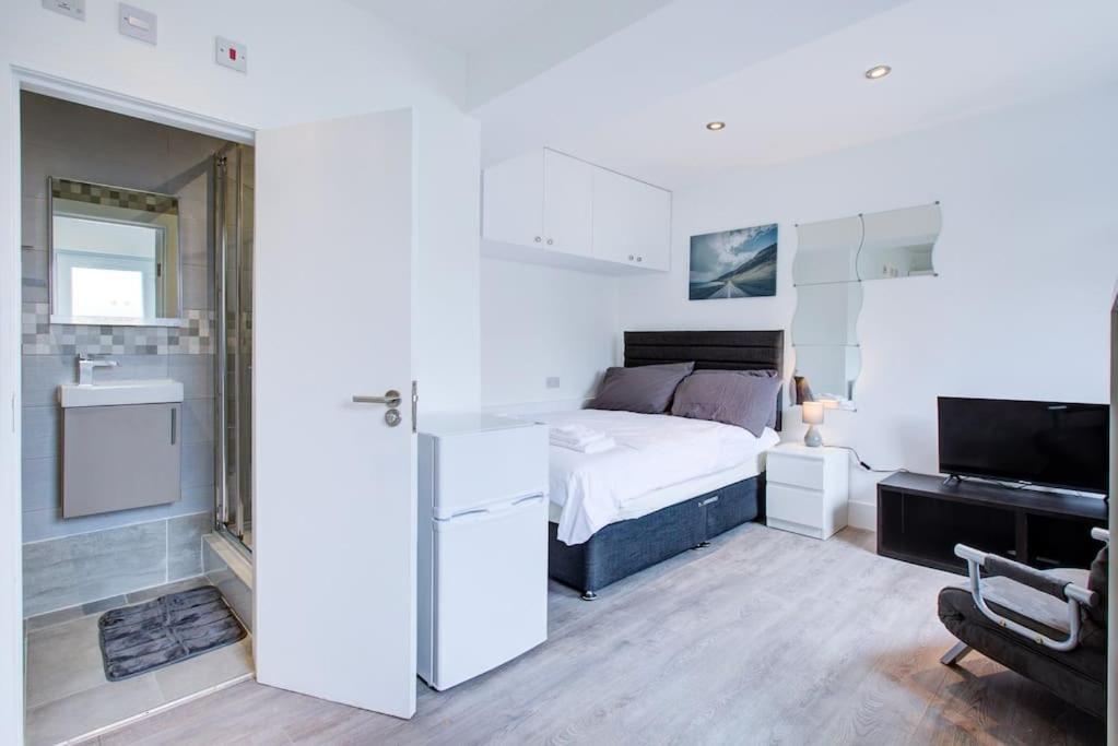 Comfy Lewisham Studio: Access & Free Parking *