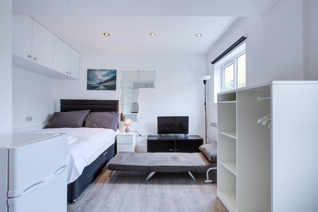 Comfy Lewisham Studio: Access & Free Parking Apartment