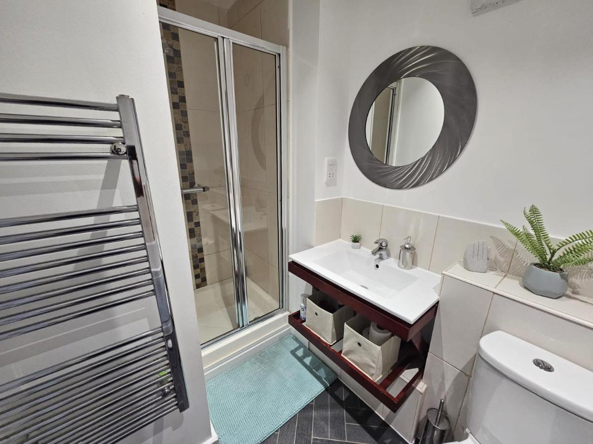 Panoramic City Views, Free Wifi, Canary Wharf Penthouse Apartment